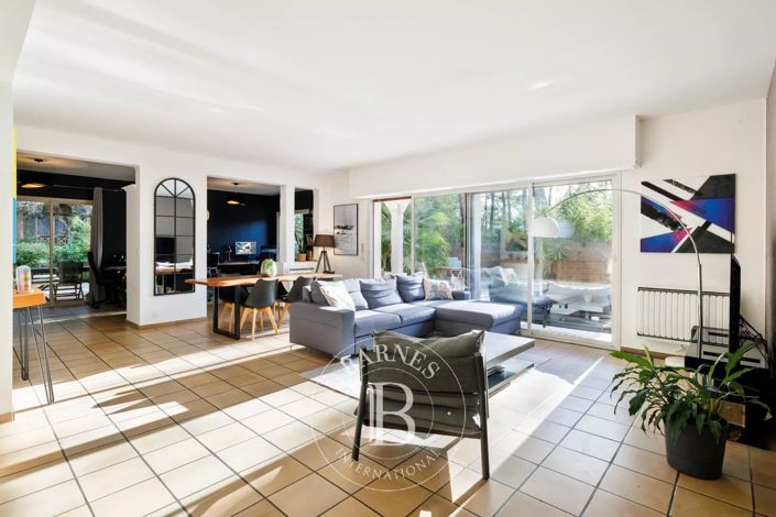 Image No.5-6 Bed House for sale