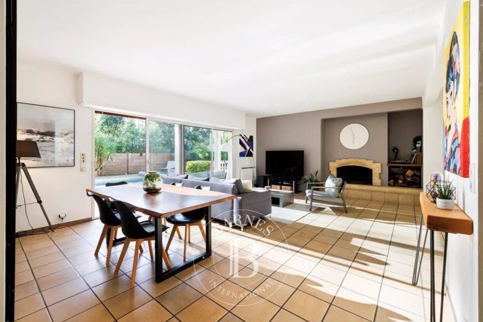 Image No.6-6 Bed House for sale