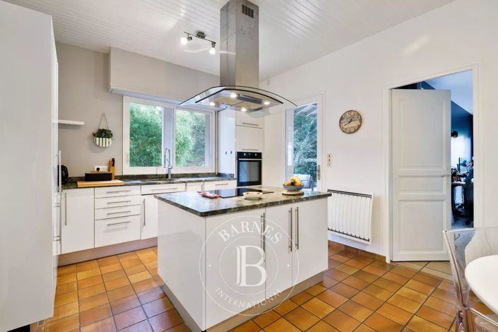 Image No.8-6 Bed House for sale