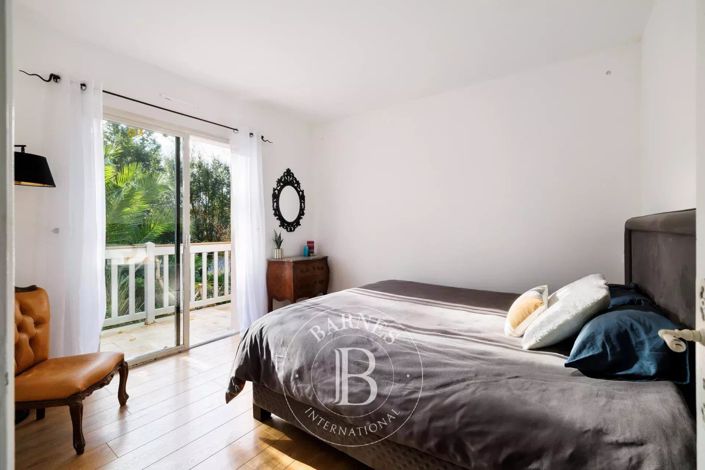 Image No.9-6 Bed House for sale