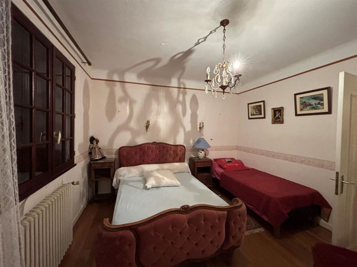 Image No.8-5 Bed House for sale