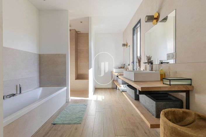 Image No.11-4 Bed House for sale