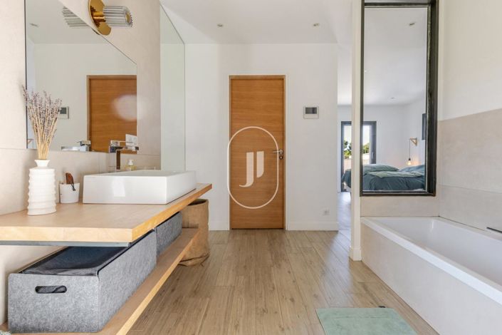 Image No.8-4 Bed House for sale