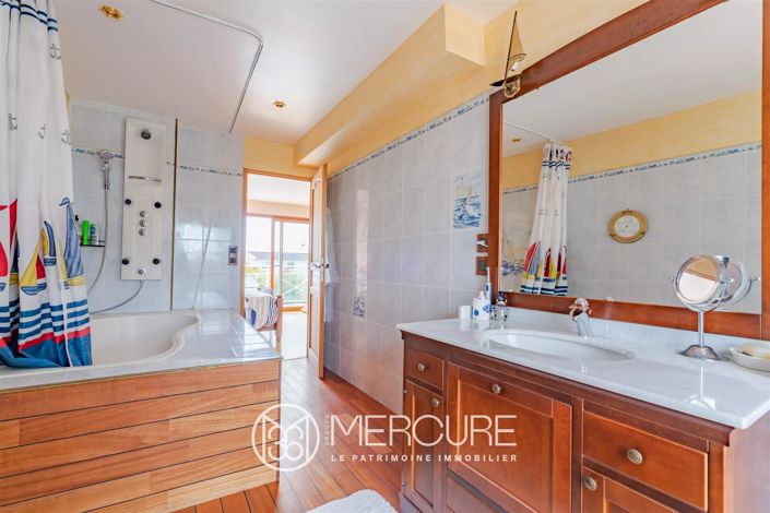 Image No.7-5 Bed House for sale