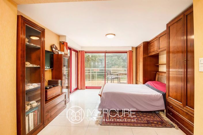 Image No.8-5 Bed House for sale