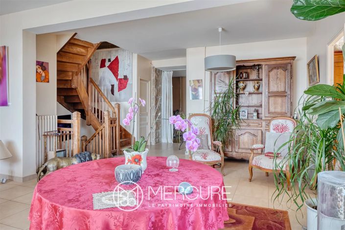 Image No.8-5 Bed House for sale