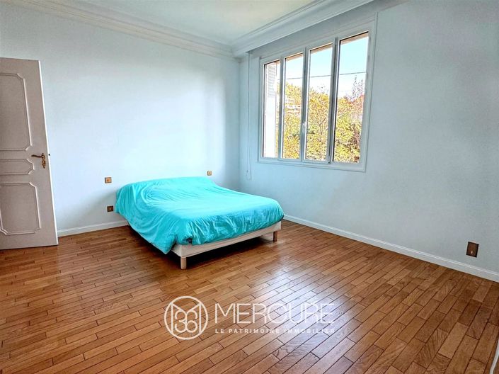 Image No.8-5 Bed House for sale