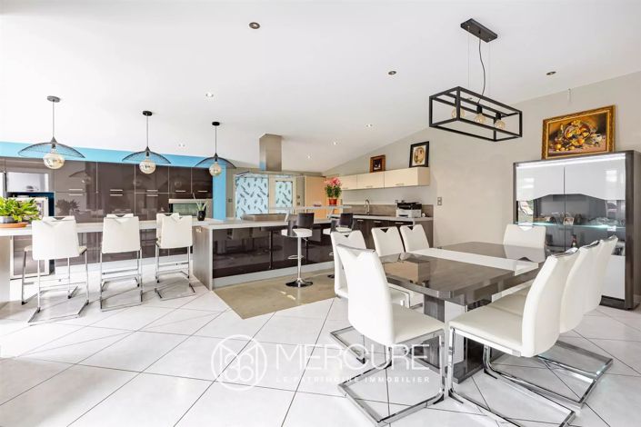 Image No.8-5 Bed House for sale