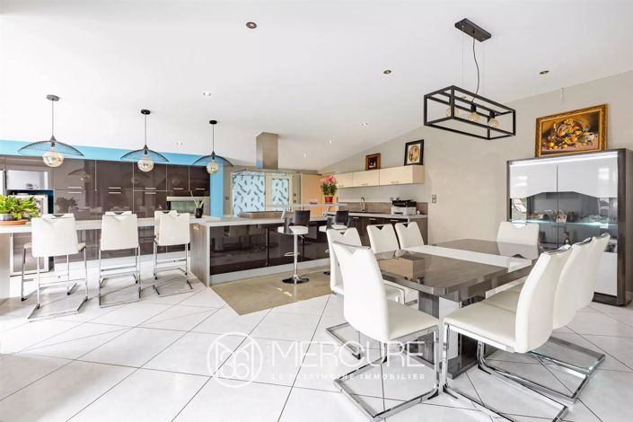 Image No.8-5 Bed House for sale