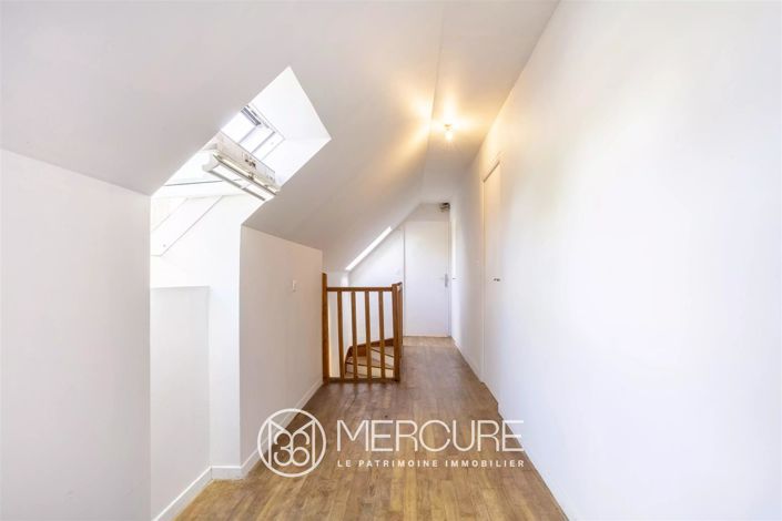 Image No.8-8 Bed House for sale