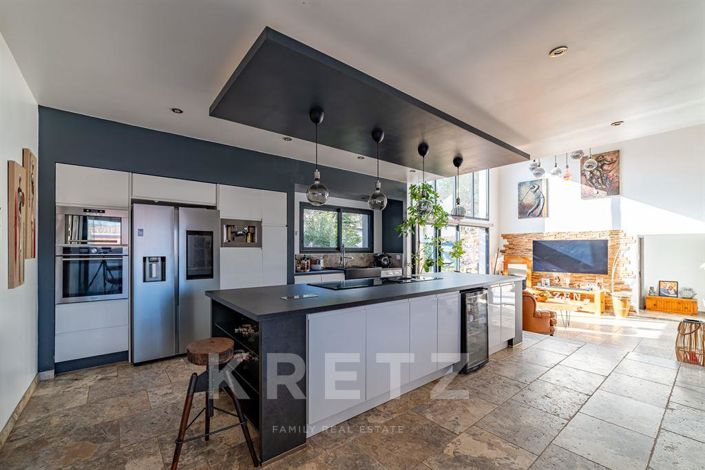 Image No.5-8 Bed House for sale