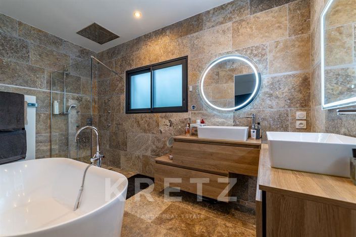 Image No.7-8 Bed House for sale