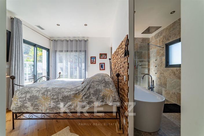 Image No.8-8 Bed House for sale