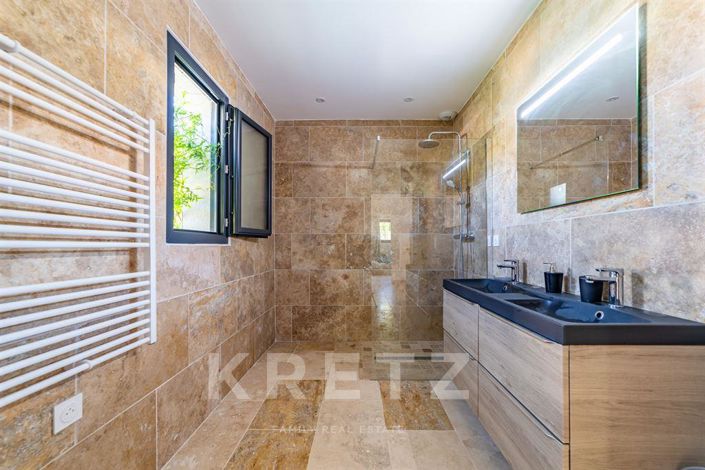 Image No.9-8 Bed House for sale