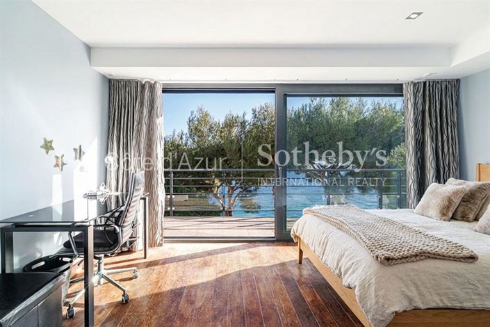 Image No.10-4 Bed Property for sale