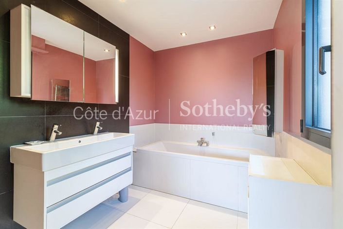 Image No.15-4 Bed Property for sale