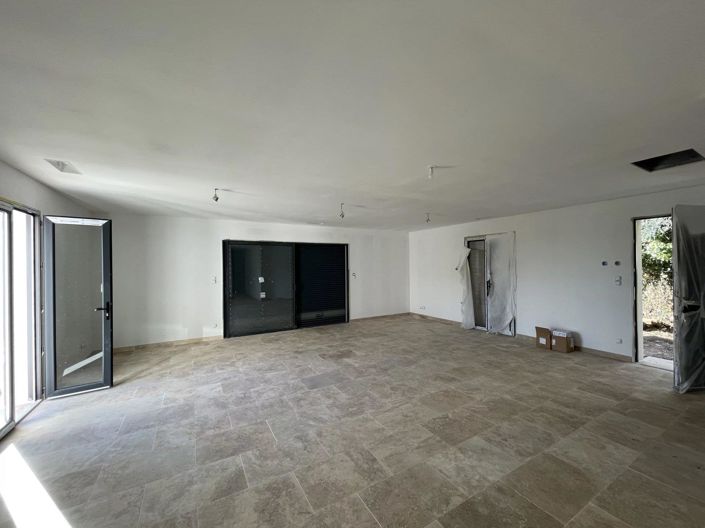 Image No.10-3 Bed House for sale