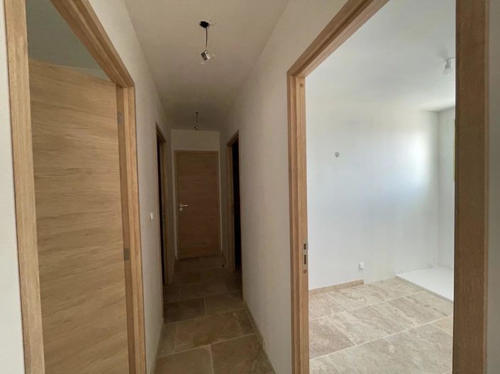 Image No.11-3 Bed House for sale