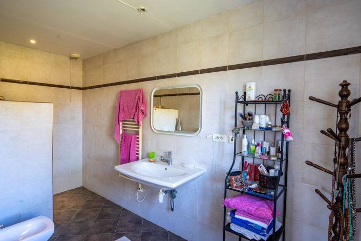 Image No.12-5 Bed House for sale