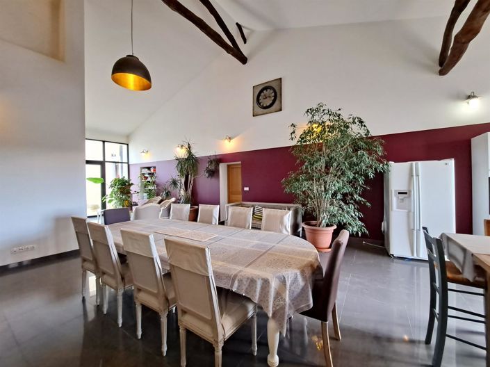 Image No.10-7 Bed Property for sale