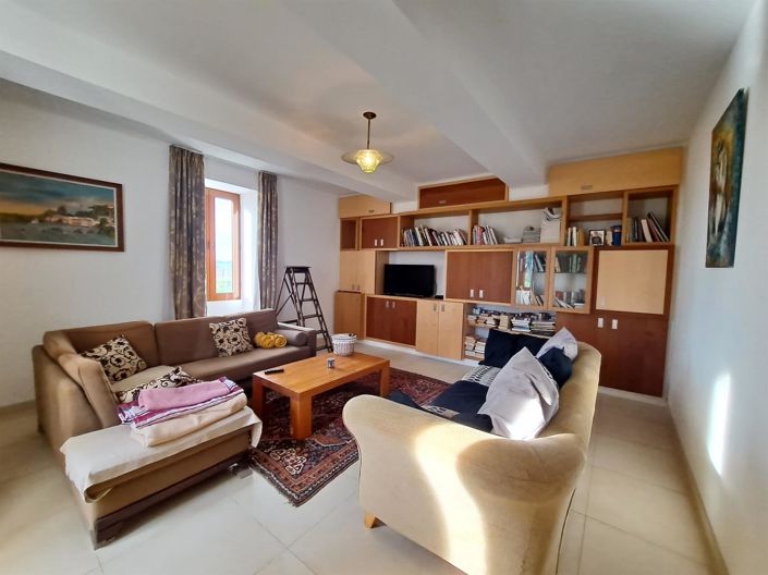 Image No.12-7 Bed Property for sale