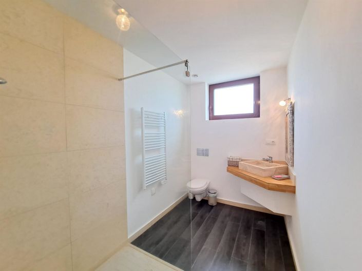 Image No.23-7 Bed Property for sale