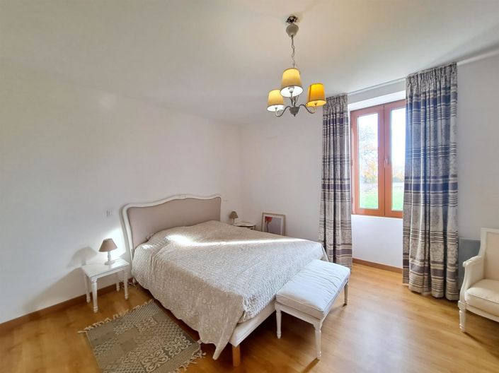 Image No.24-7 Bed Property for sale