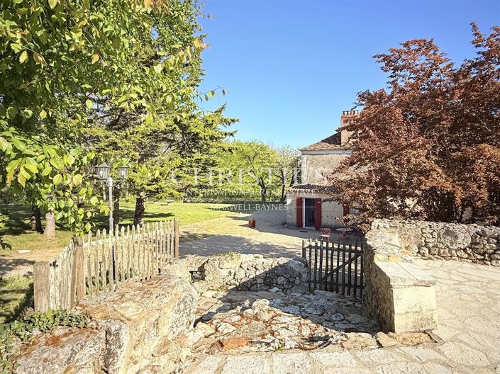 Image No.6-8 Bed House for sale