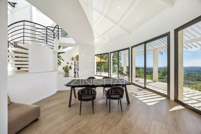 Image No.2-4 Bed House for sale