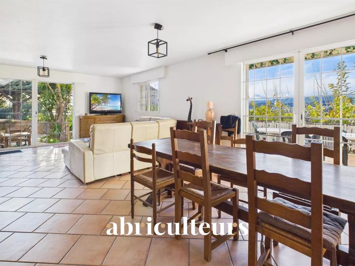 Image No.6-6 Bed House for sale