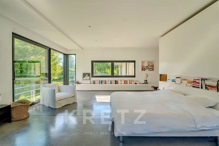 Image No.10-5 Bed Property for sale