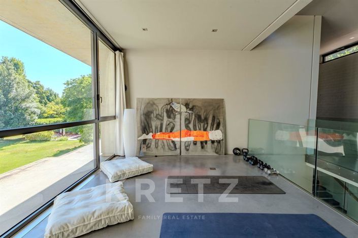 Image No.9-5 Bed Property for sale