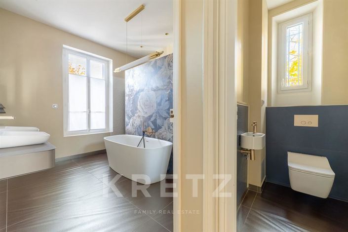 Image No.11-8 Bed Property for sale