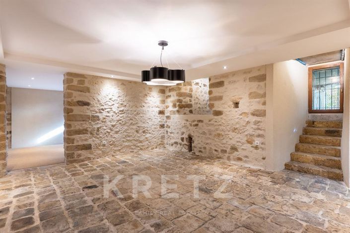 Image No.15-8 Bed Property for sale