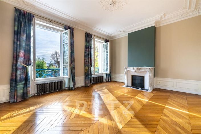 Image No.9-8 Bed Property for sale