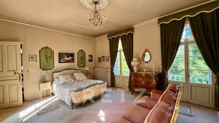 Image No.9-8 Bed Property for sale