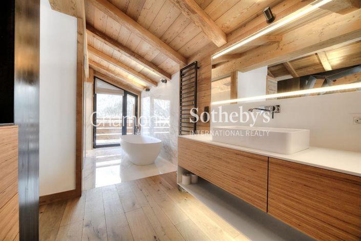 Image No.10-5 Bed Property for sale