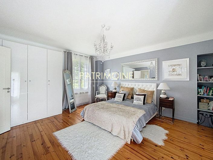 Image No.9-5 Bed House for sale