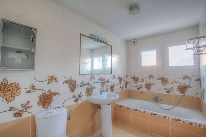 Image No.6-4 Bed House for sale