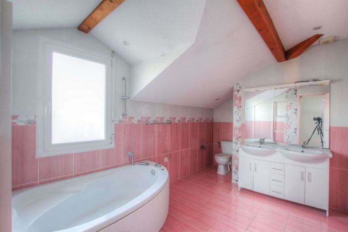 Image No.8-4 Bed House for sale