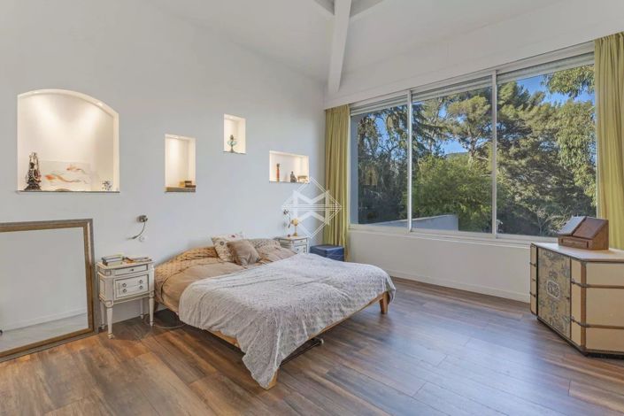 Image No.8-5 Bed House for sale