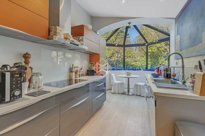 Image No.6-5 Bed House for sale