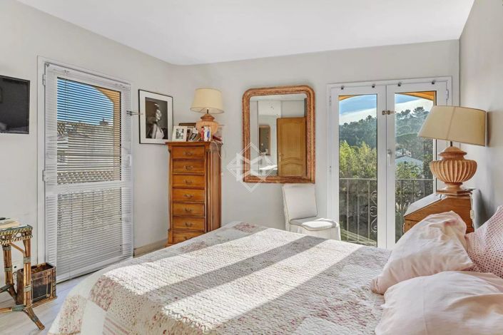 Image No.8-5 Bed House for sale