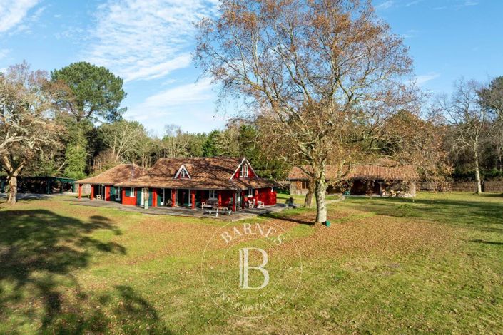 Image No.2-8 Bed House for sale