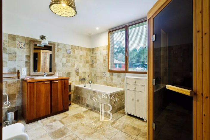 Image No.27-8 Bed House for sale