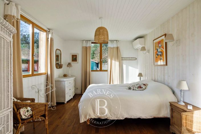 Image No.40-8 Bed House for sale