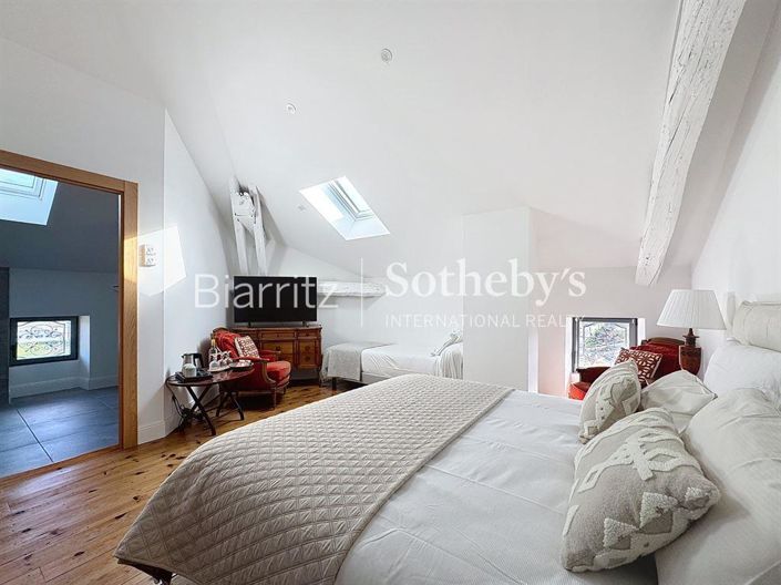 Image No.19-6 Bed House for sale