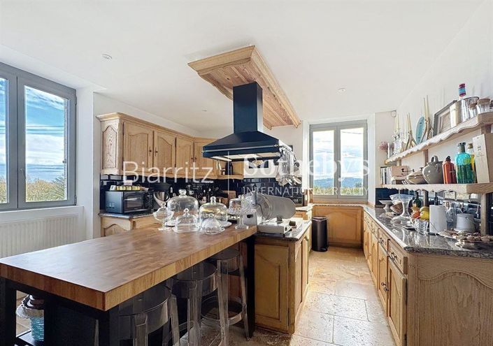 Image No.6-6 Bed House for sale