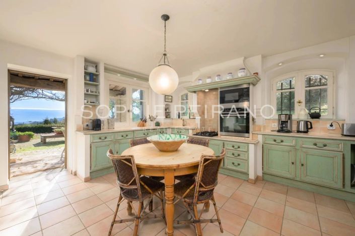 Image No.8-8 Bed House for sale