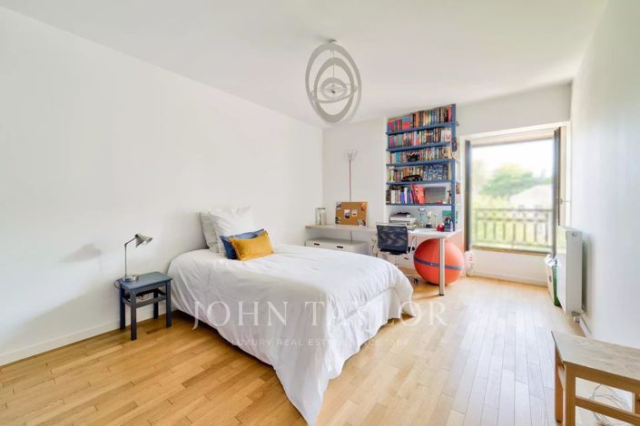 Image No.8-5 Bed House for sale